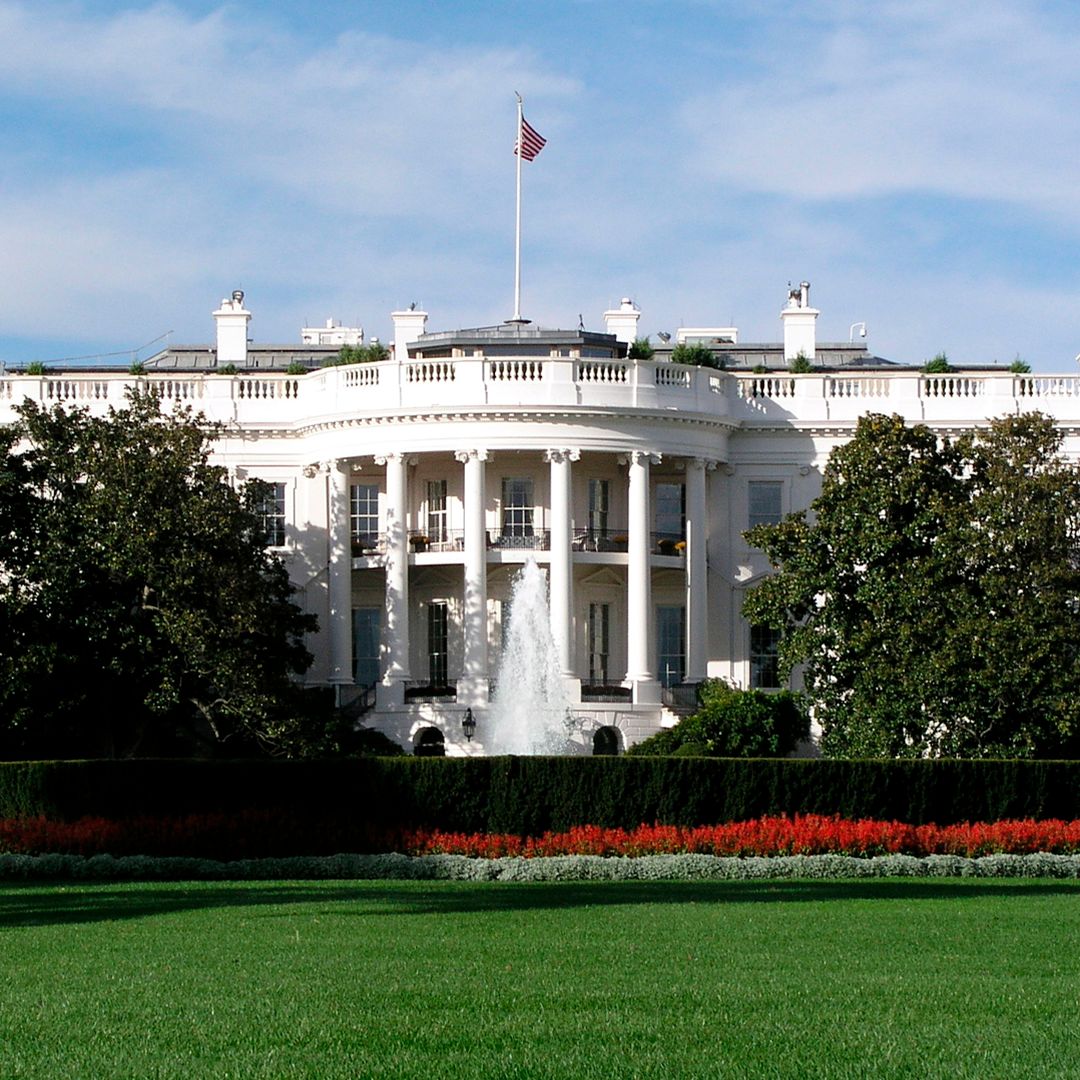 CNN, MS NOW y Politico Solicitan Audiencia Urgente tras Bloqueo de la Casa Blanca